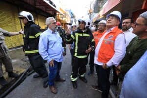 Edmilson Rodrigues visita área em que houve um incêndio no centro comercial de Belém.
