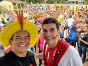 Ubirajara Nazareno Sompré e Helder Barbalho em uma aldeia indígena no Pará