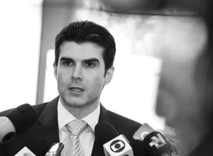Helder Barbalho silencia perante morte de publicitário e pedidos para exonerar seu secretário de educação.